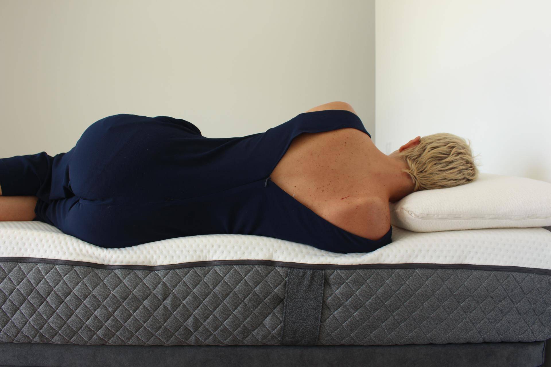 colchon emma hybrid premium acostado de lado